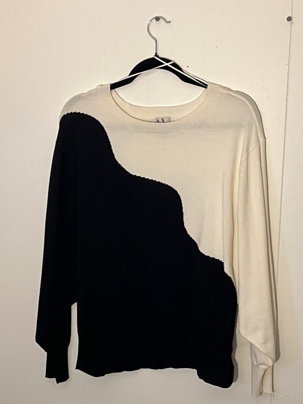 Black and white asymmetrical design pullover - Worthington - Size L